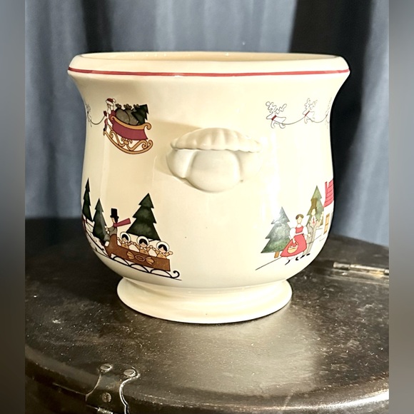 *Rare Find* Mason’s “Christmas Village” Ironware Soup Tureen & Ladle 1983-2013 - Picture 8 of 14